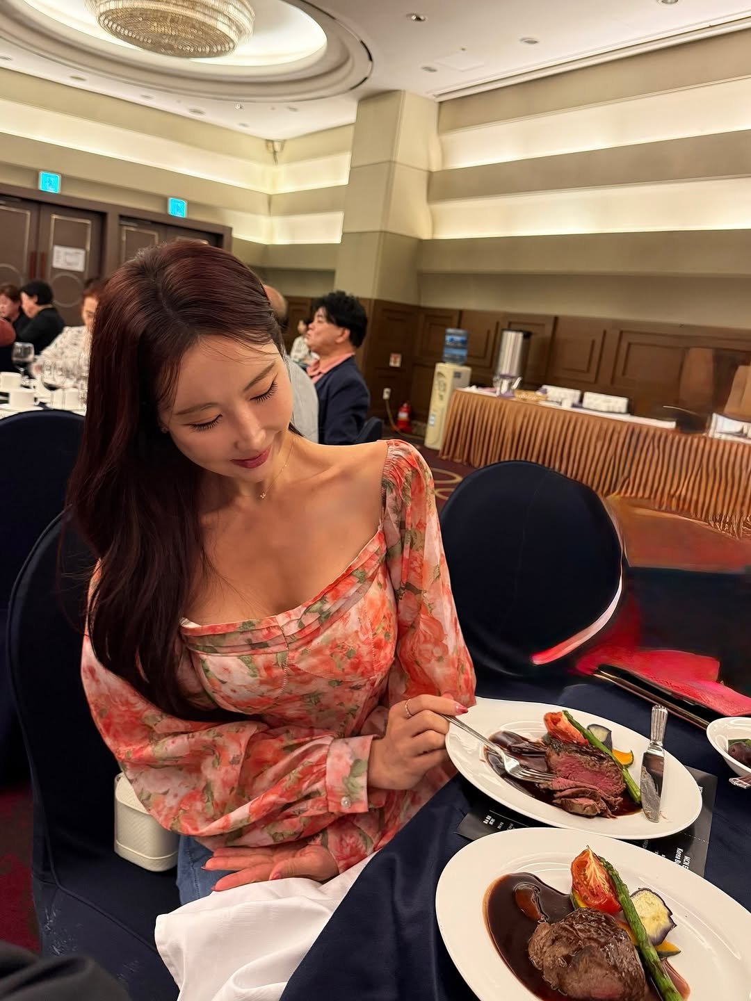 Photo by 연꽃사슴🪷🦌 on September 24, 2025. May be an image of 4 people, steak, buffet and text.
