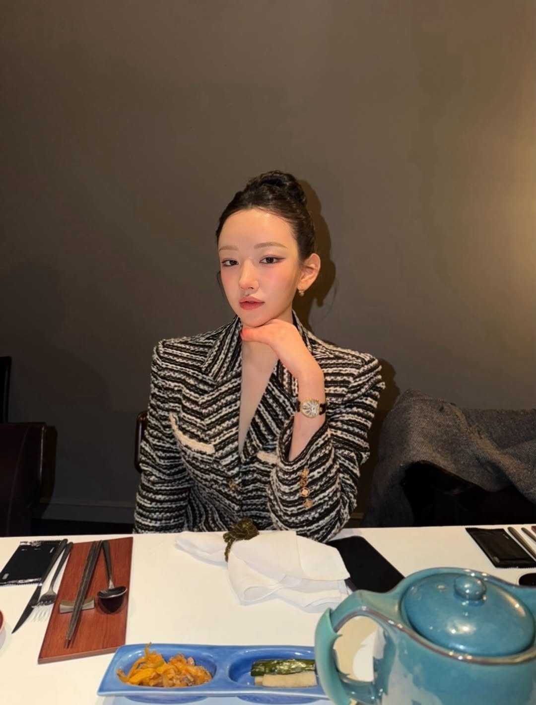 Photo by 이수연 on March 25, 2026. May be an image of chopsticks, turtleneck and text.