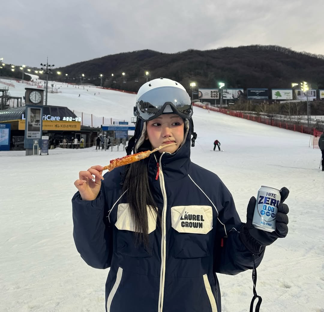 Photo shared by 이수연 on February 23, 2026 tagging @urbangray_outdoor. May be an image of snowboarding, ski, ski slope and text.