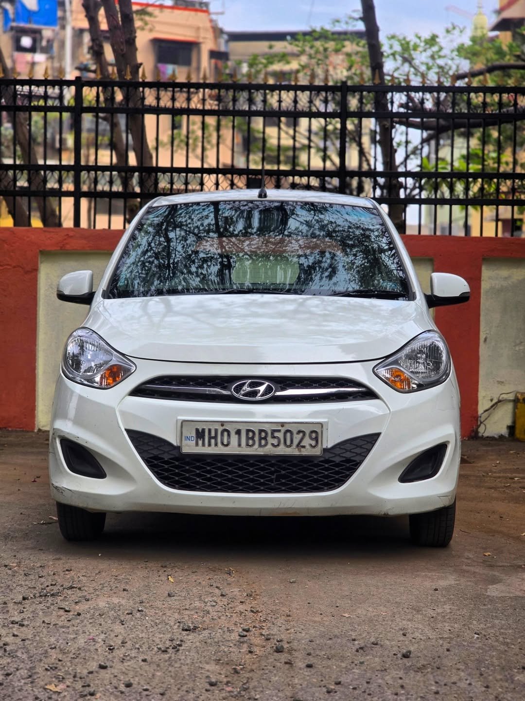 Photo by unicauto on November 29, 2025. May be an image of sedan, wheel, windshield and text.