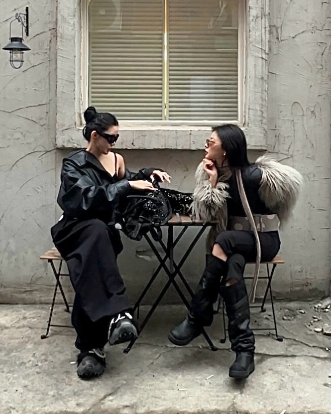 Photo shared by 뉴미 on February 19, 2026 tagging @0rzrmces, and @aramhaus_official. May be an image of one or more people, makeup, people smoking, overcoat, fur coat, goosedown coat, turtleneck and text.