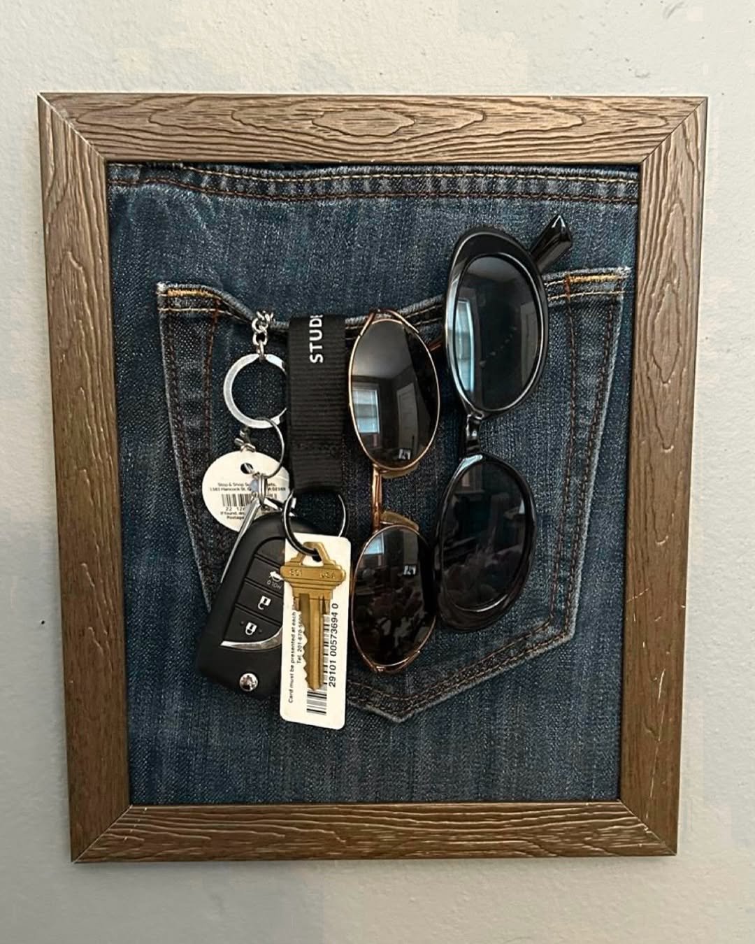 Photo by 뉴미 on March 03, 2026. May be an image of towel rack, coat rack, shadow box, picture frame, clothes hanger and text.