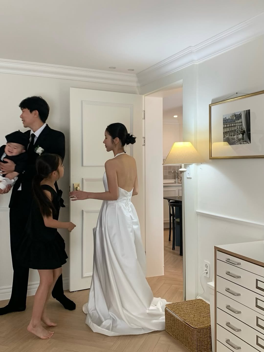 unm_2 게시물 이미지: 🫧🚪🛌 🩶

드레스와 슈트 그리고 스튜디오보다 감성 가득한 숙소에 소품까지 하나하나...