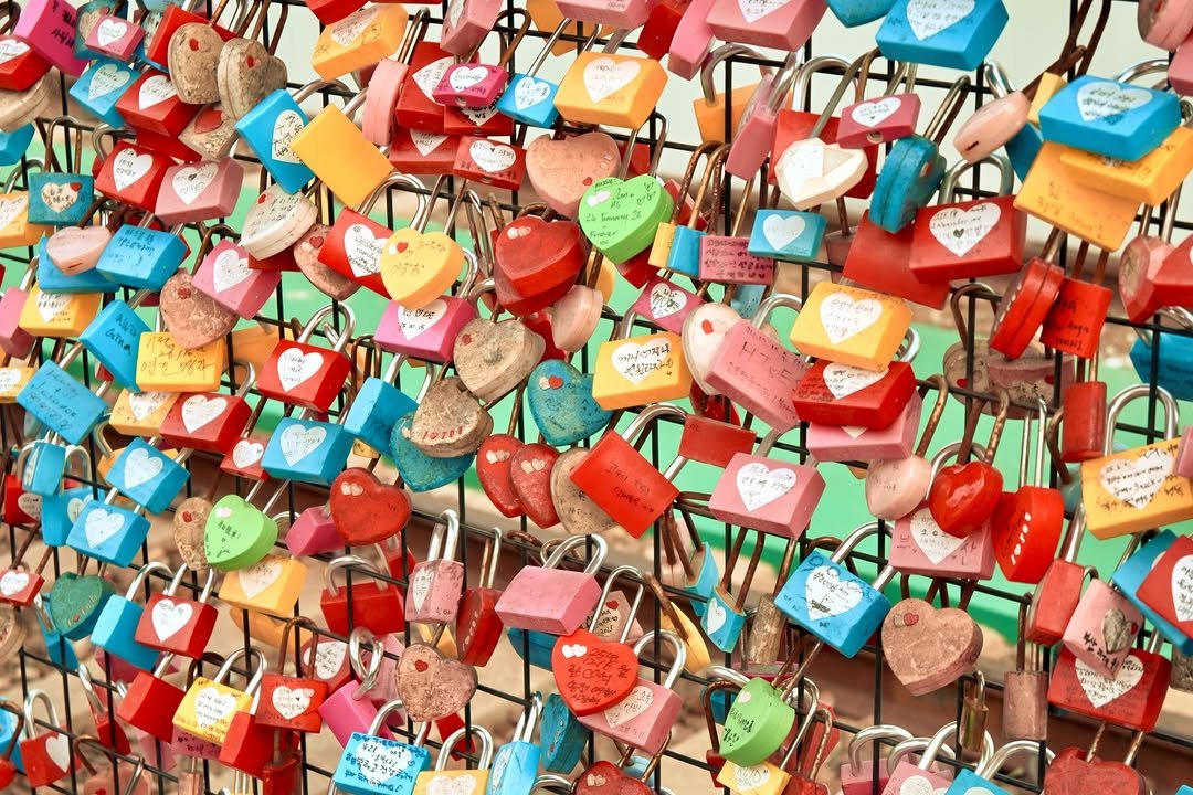 Photo by 선우 on February 20, 2026. May be an image of heart, padlock and text.