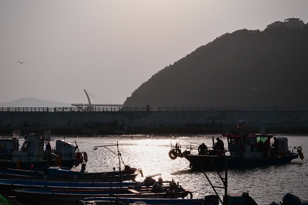 Photo by 선우 on February 20, 2026. May be an image of ship, barge and text.