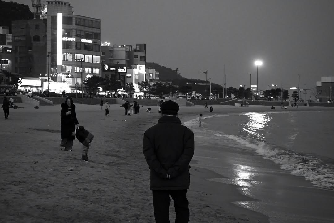 Photo by 선우 on February 20, 2026. May be a black-and-white image of one or more people, beach, night and text.