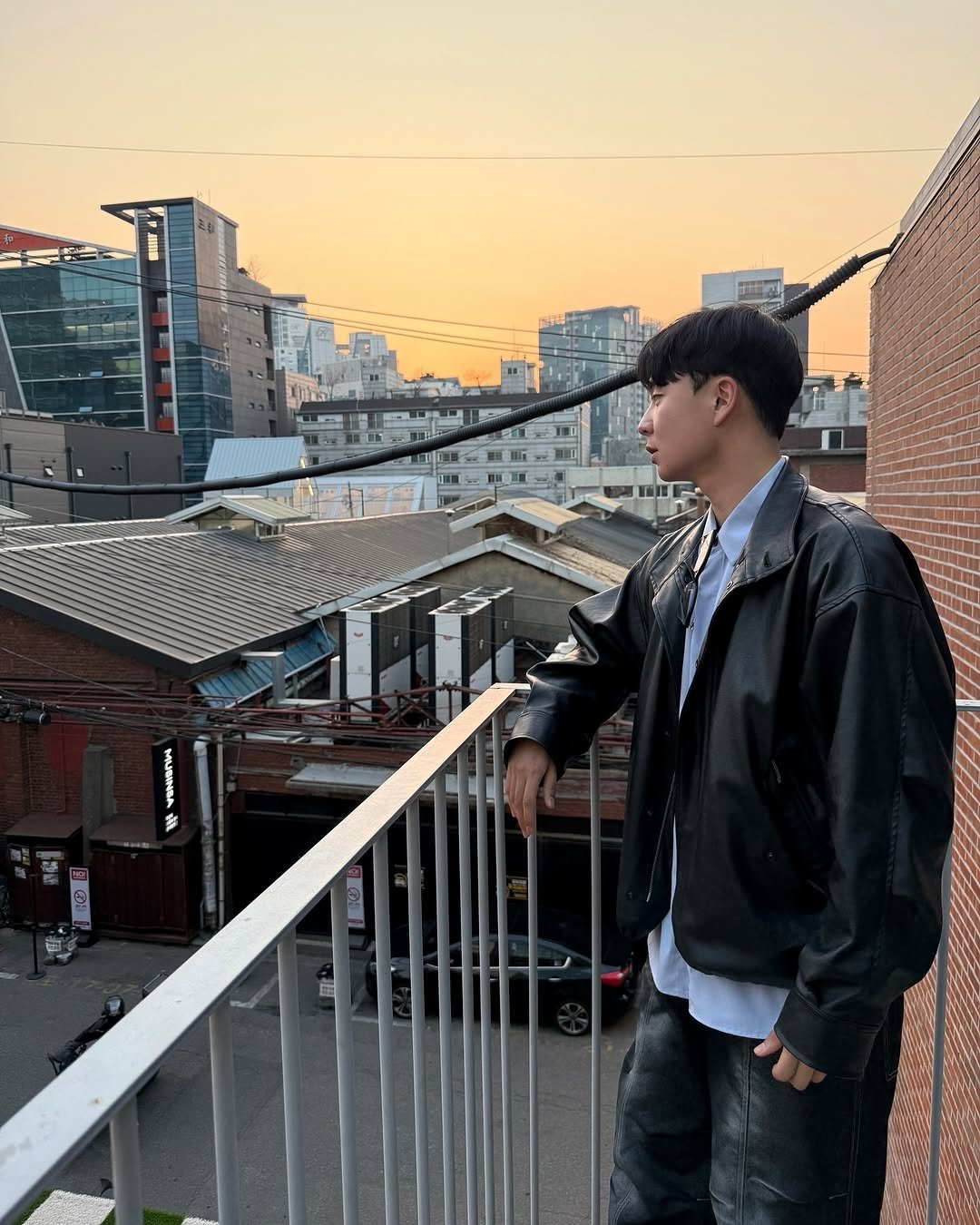 Photo by 언스테이블 패션 | UNSTABLE on April 01, 2025.