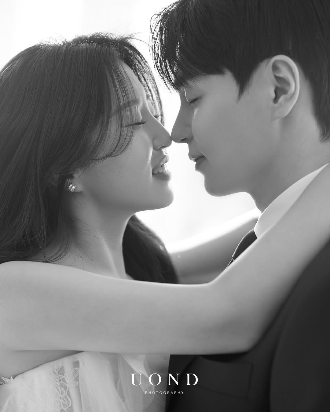 Photo by 유온드 in 유온드포토그라피 with @pangdisu_, @8mk8, @verygoodwedding, @thewhite.elisabeth, @merykim486, @o.long__jeni_, @thenyuz.official, @deihee_wedding, and @thenyuz.cake. May be an image of one or more people, people kissing, wedding and text that says 'UOND PHOTO PHOTOGAAPH PHGTGGAAPHY APHY'.