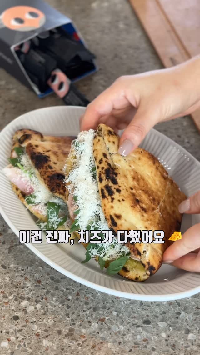 upper_haus 게시물 이미지: 요즘 여기저기서 자꾸 보이던
그 빵, 결국 저도 시켜봤어요

냉동? 맞는데요 
에프...