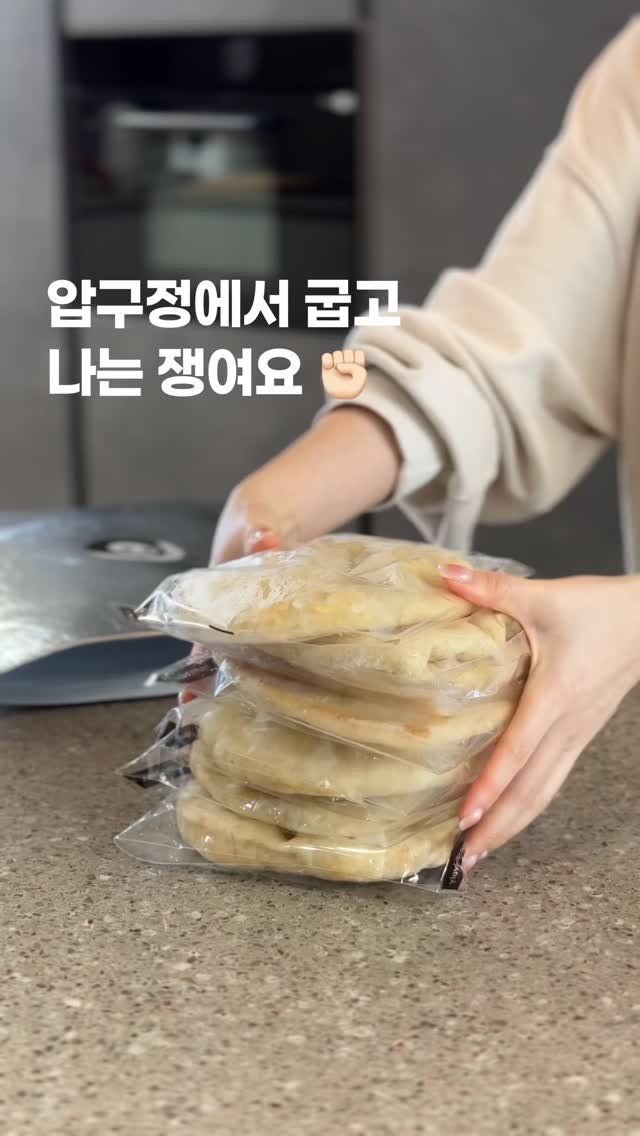 upper_haus 게시물 이미지: 처음엔 그냥 궁금해서 사봤거든요?
그런데 지금은... 
우리 집 냉동실에 이거...