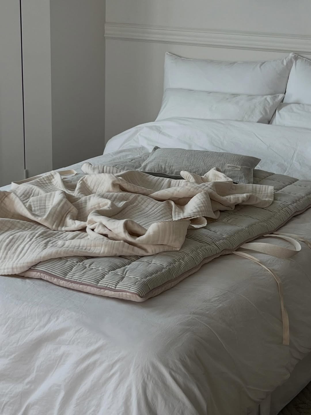 Photo shared by 유 어 메 세 지 on February 01, 2026 tagging @urmessage_. May be an image of blanket, bed, mattress, bedroom, indoors and text.