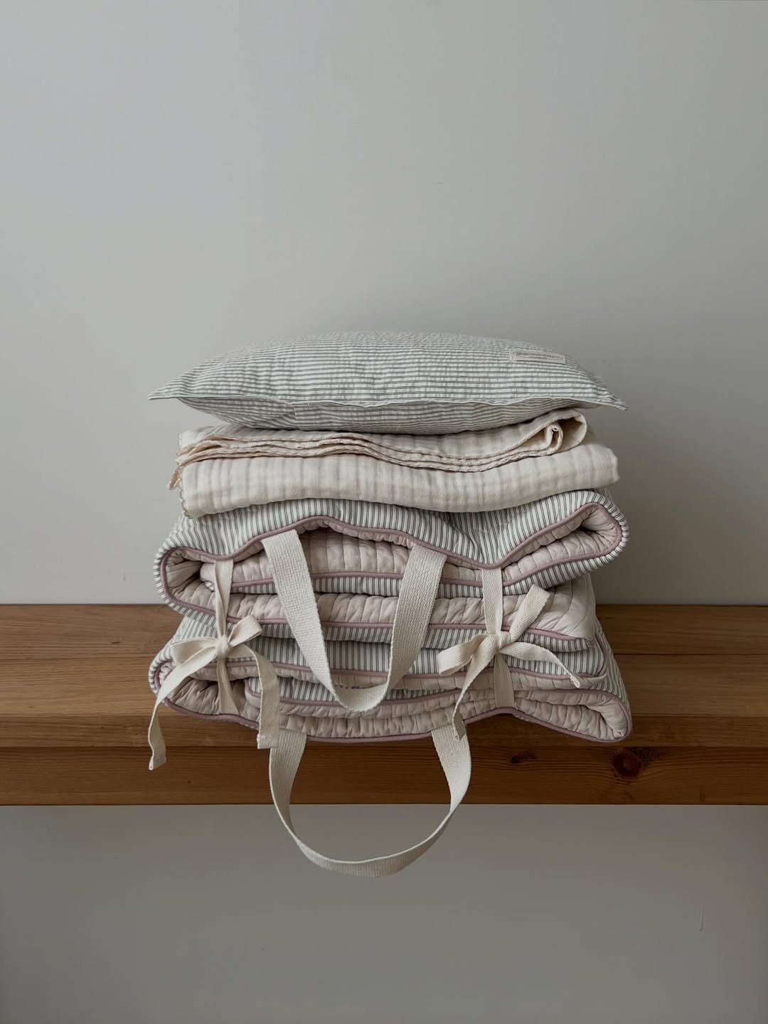 Photo shared by 유 어 메 세 지 on January 29, 2026 tagging @urmessage_. May be an image of towel, drawstring and text.