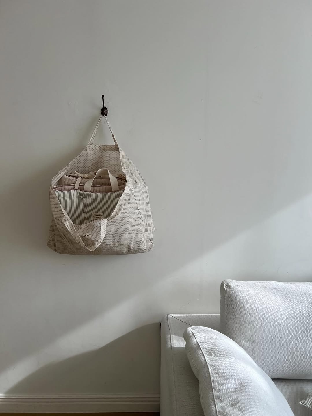 Photo shared by 유 어 메 세 지 on January 25, 2026 tagging @urmessage_. May be an image of macrame, grocery bag, basket and text.