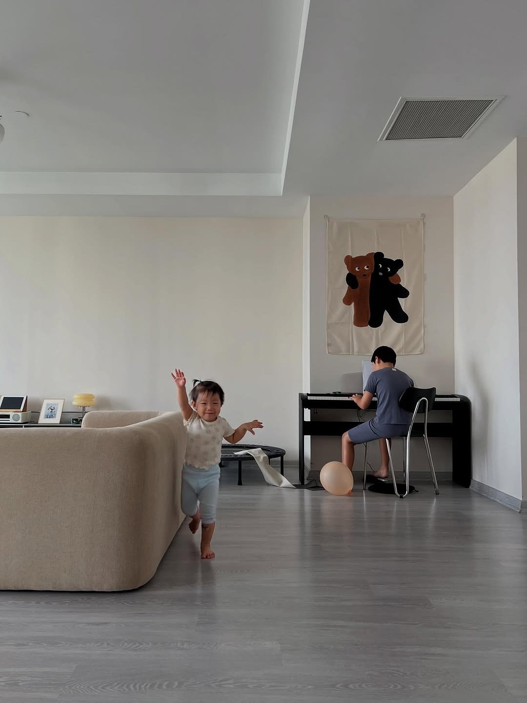Photo by 유 어 메 세 지 on August 08, 2025. May be an image of 2 people, living room, indoors and text.