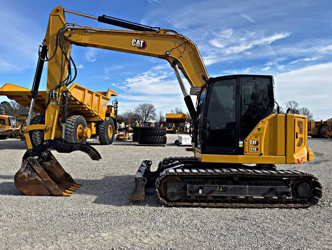 used_construction_equipment 게시물 이미지: 🚨2023 CAT 310🚨
⏱️ 970 hours ⏱️
💰$126,000...