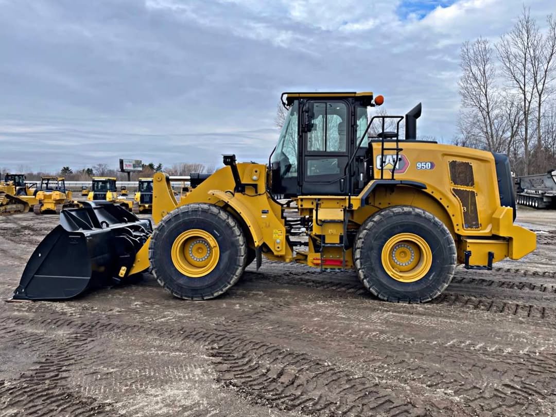 used_construction_equipment 게시물 이미지: 🚨2023 CAT 950🚨
⏱️ 36 hours ⏱️
💰$335,000...