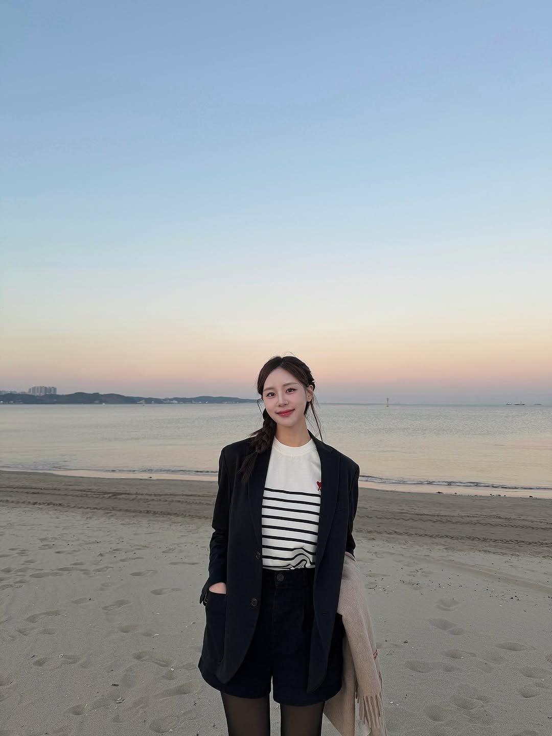 Photo by 김희수 on December 10, 2025. May be an image of ocean, beach, horizon and text.