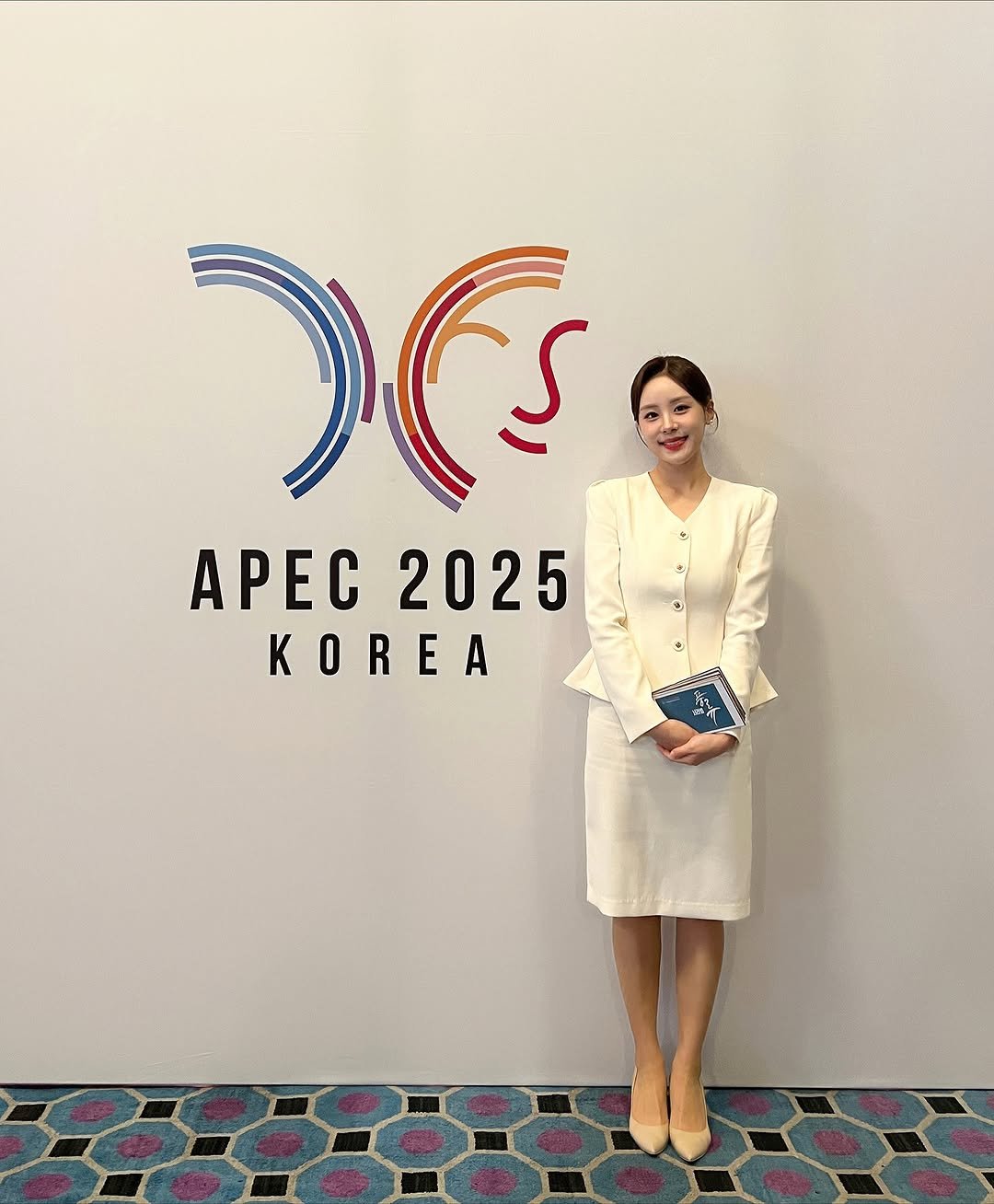 Photo by 김희수 on October 29, 2025. May be an image of ‎overskirt, suit and ‎text that says '‎مماز APEC2025 2025 APEC KOREA‎'‎‎.
