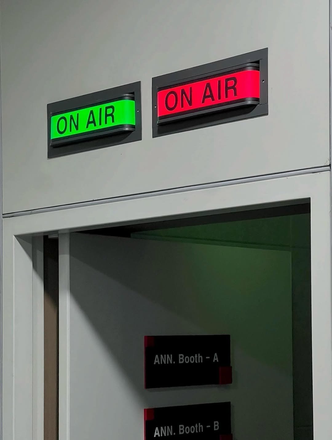 Photo by 김희수 on August 06, 2025. May be an image of text that says 'ONAIR ON AIR ONAIR ON AIR'.