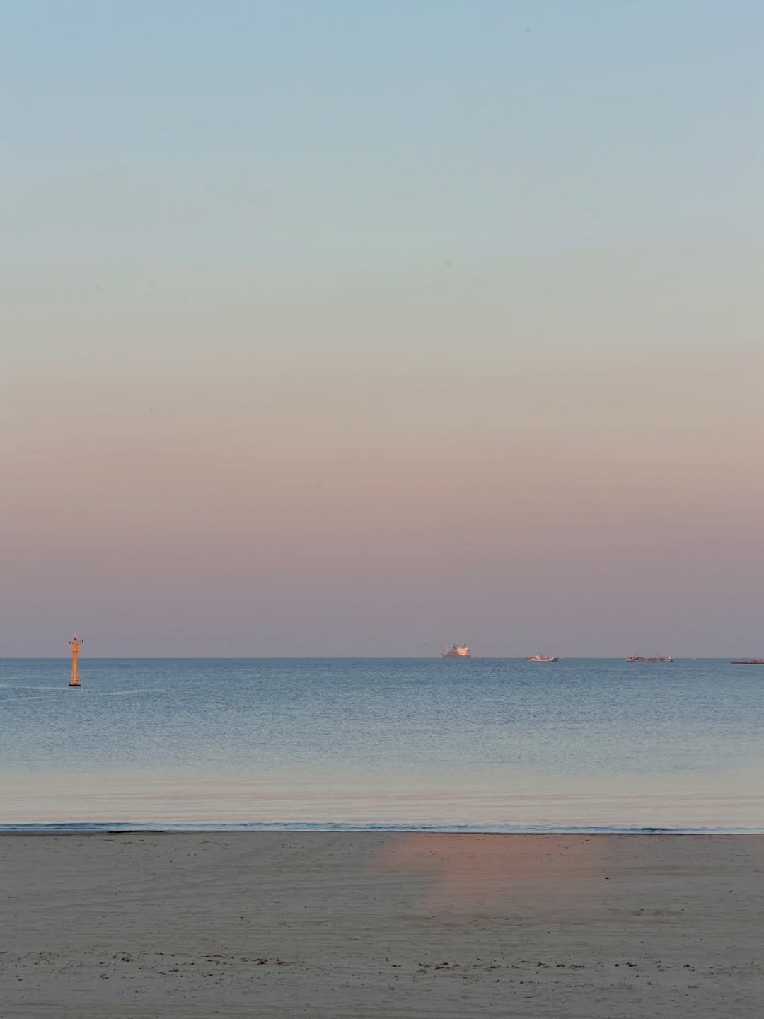 Photo by 김희수 in 포항. May be an image of twilight, horizon, ocean, coast and text.
