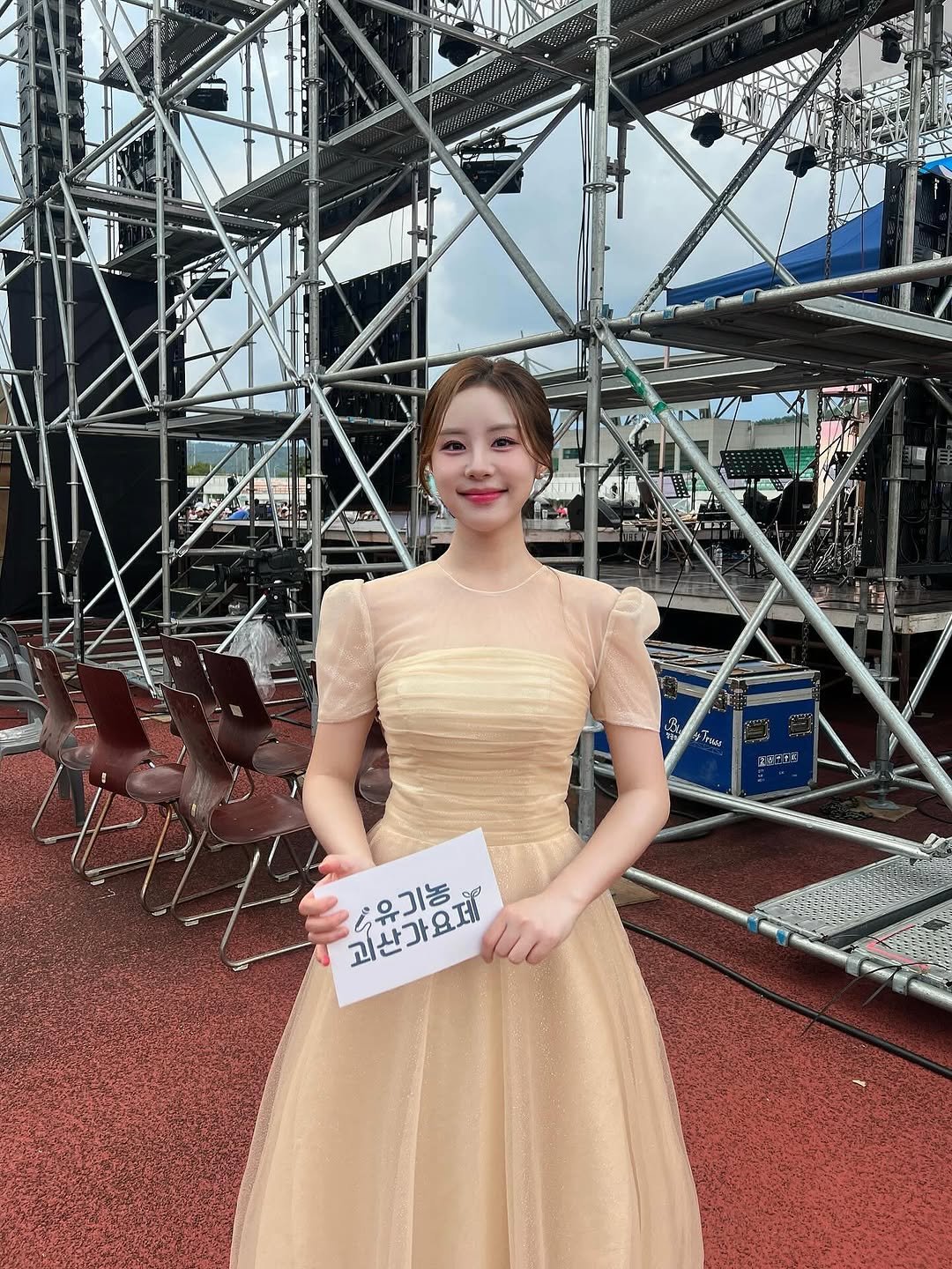 Photo shared by 김희수 on September 06, 2025 tagging @dan_a__makeup, and @dan.a_makeup. May be an image of 1 person, gown, dress and text.