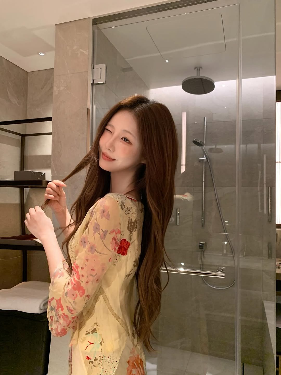 Photo by 하룬데요.... on November 03, 2025. May be an image of one or more people, hair, bath robe and dress.