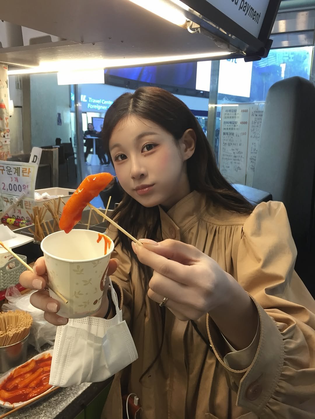 Photo by 하룬데요.... on March 15, 2026. May be an image of duffle coat, parka and text.