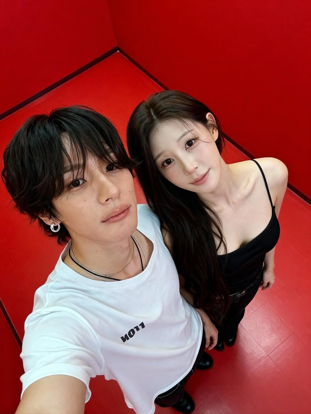 Photo by 하룬데요.... on September 24, 2025. May be an image of 2 people, bangs, top and text that says 'и011'.