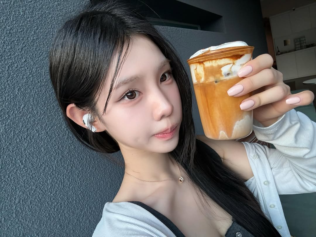 uxzic_ 게시물 이미지: 막짤은 돌려서 ••(더보기)☕️