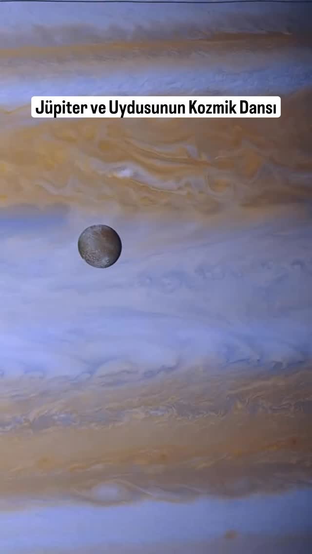 uzaybilimlerii 게시물 이미지: Jüpiter’in devasa yüzeyi önünden geçen bir...