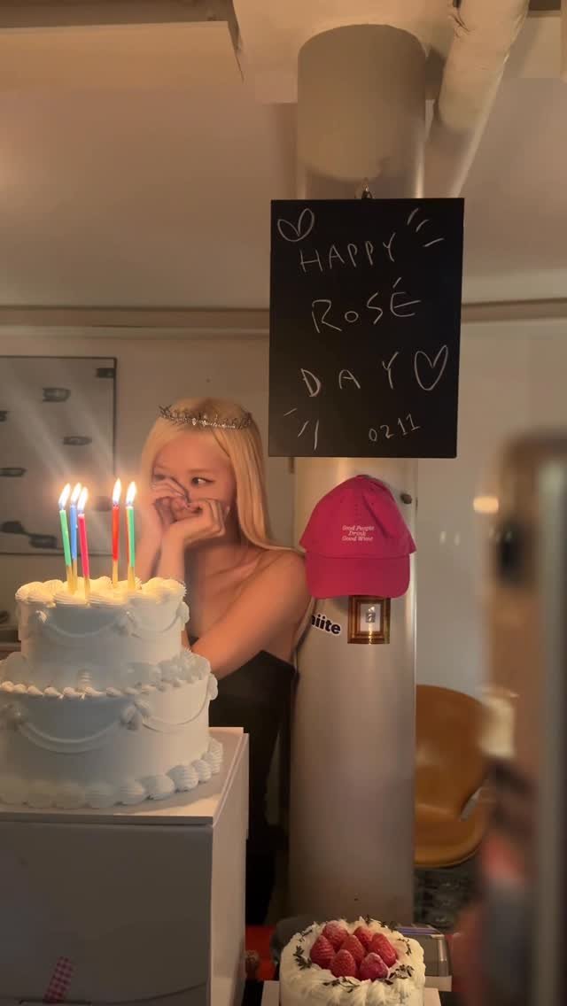vampirehollie 게시물 이미지: HAPPY ROSÉ DAY 🎂🎈