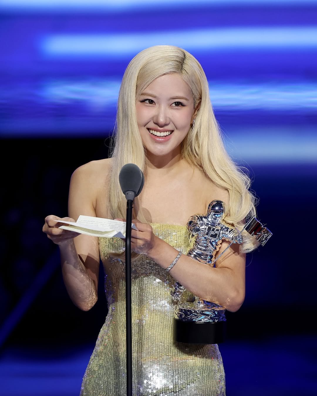 Photo by Atlantic Records in UBS Arena with @brunomars, @vmas, @roses_are_rosie, and @vampirehollie. May be an image of one or more people, hair and concert.