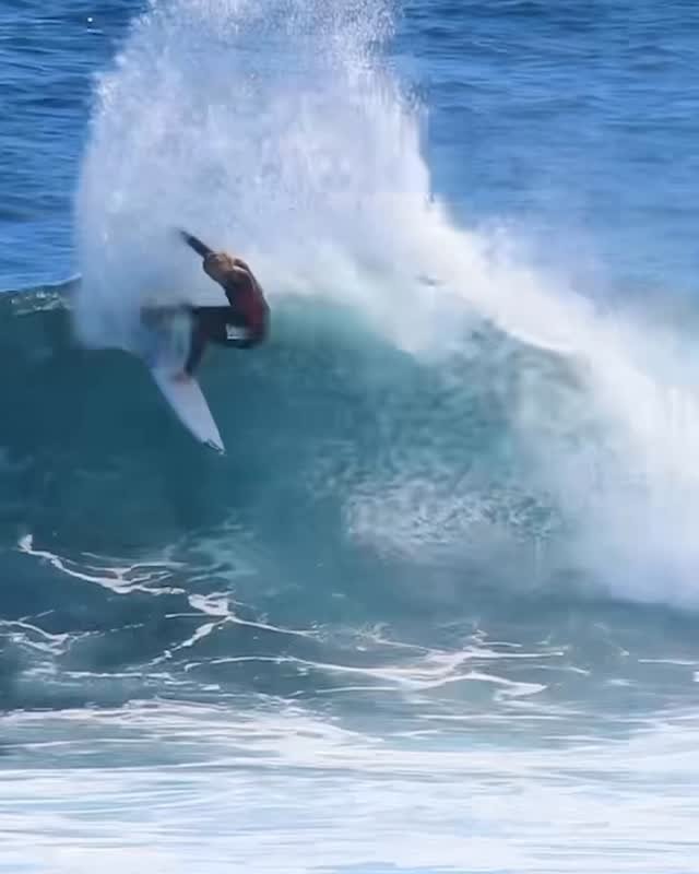 vanssurf 게시물 이미지: @bella_kenworthy belting a few at Main Break...