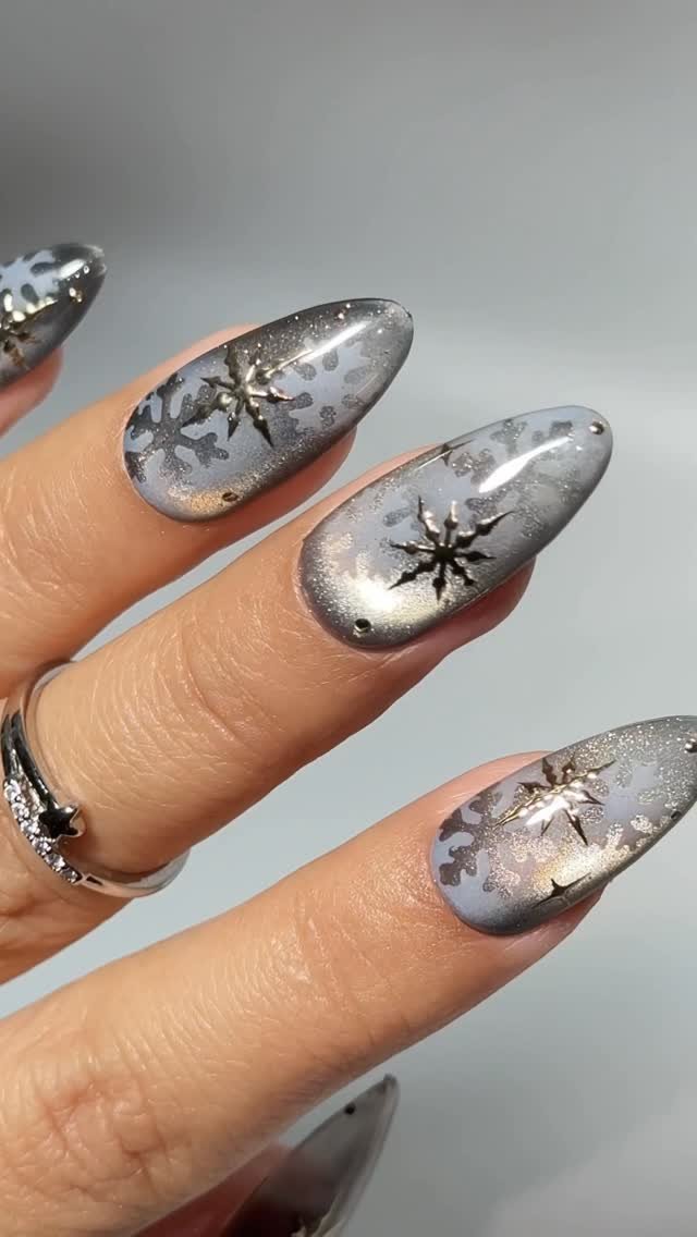varnailcom 게시물 이미지: ❄️☃️What Would u name this Nail...