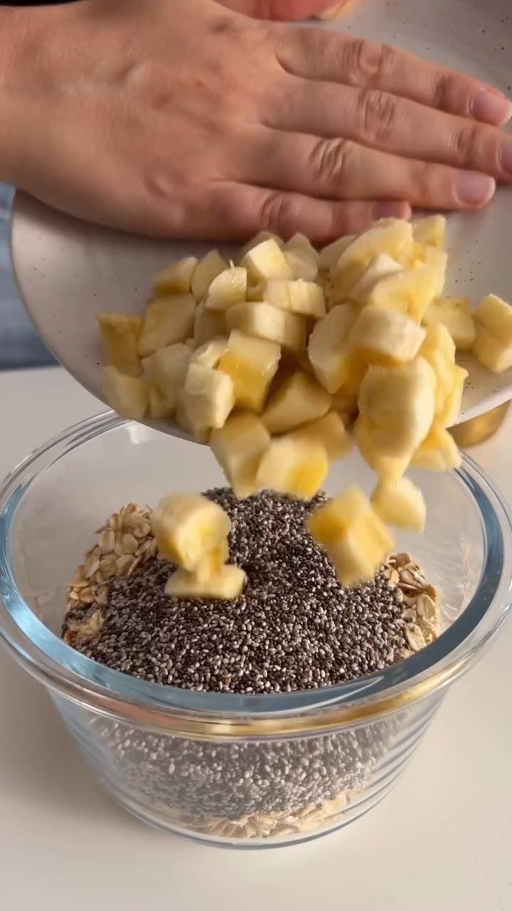 veganbowls 게시물 이미지: 🍌 Creamy, sweet and packed with nourishing...