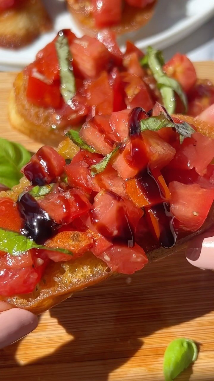 veggieworldrecipes 게시물 이미지: Homemade Bruschetta🍅🌱

Homemade bruschetta is...