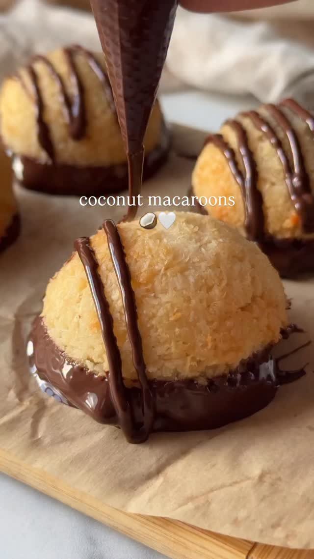 veggieworldrecipes 게시물 이미지: ✨Coconut Macaroons✨

These coconut macarons...