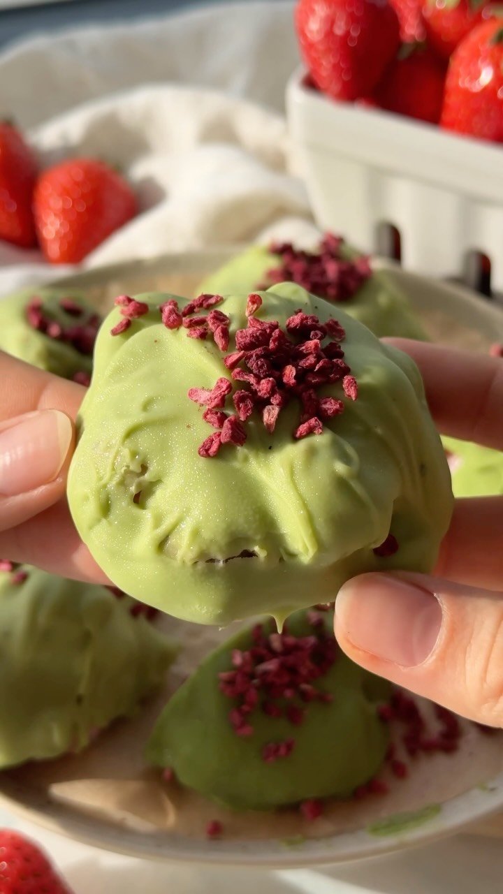 veggieworldrecipes 게시물 이미지: ✨🍓Strawberry Matcha Bites🍓✨

Creamy strawberry...