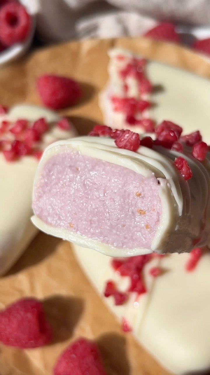 veggieworldrecipes 게시물 이미지: 🍓✨Raspberry Ice Cream Bars✨🍓

It’s officially...