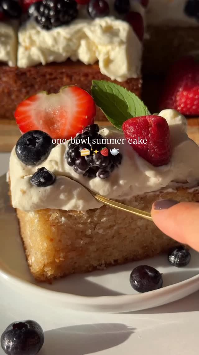 veggieworldrecipes 게시물 이미지: ✨🍓Summer Berry Cake✨🍓

This cake is the...
