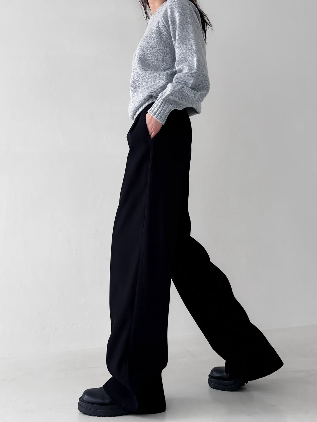 Photo by 벨리나 VELINA on September 03, 2025. May be an image of 1 person, turtleneck, sweatpants, drawstring and text.