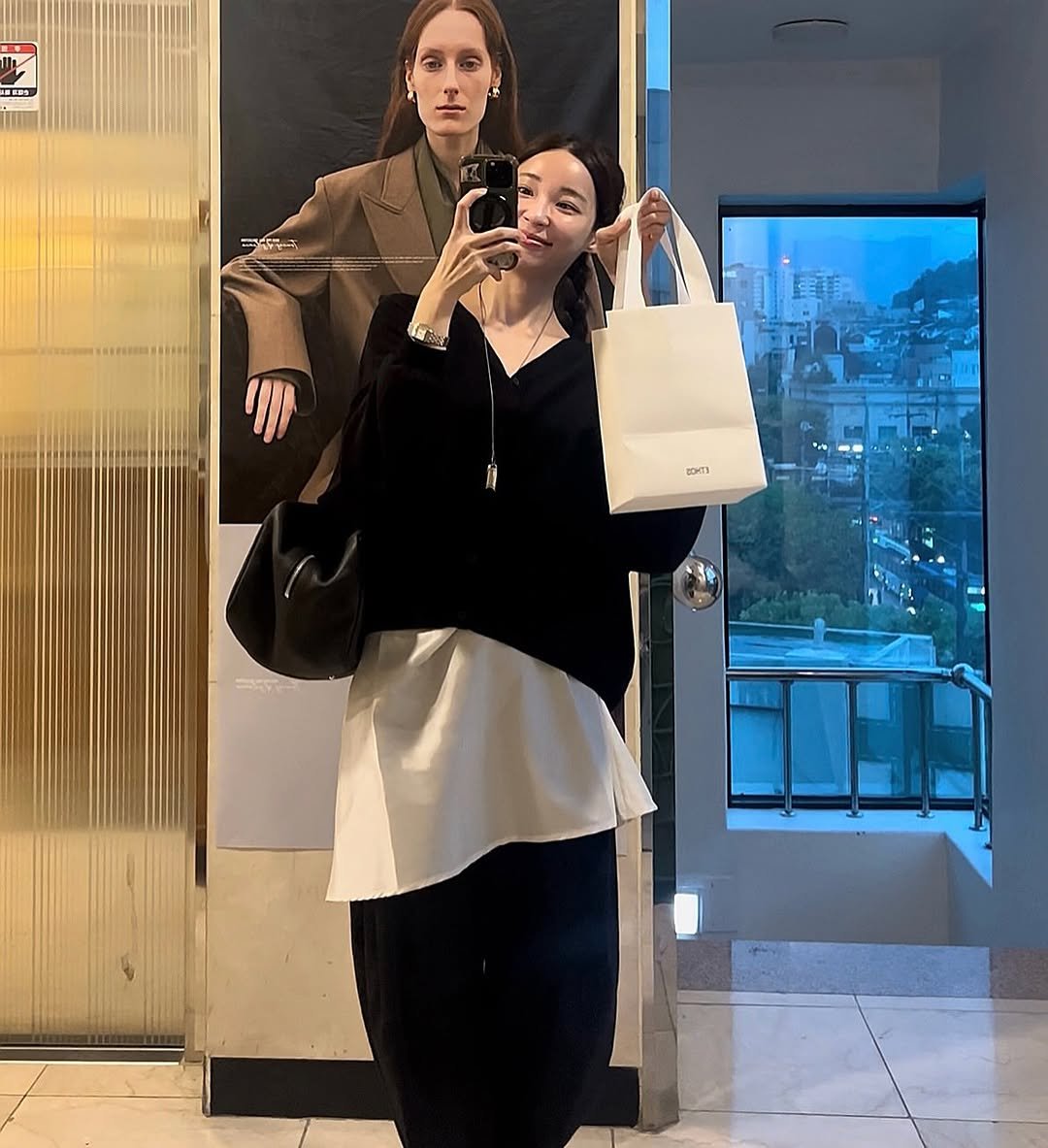 Photo shared by 쏘블리[velyvelysso]ssowhat🤍 on October 07, 2025 tagging @lemaire, and @ethosofficial_. May be an image of one or more people, hair, coat, purse, sling, mirror, suit, top and blazer.