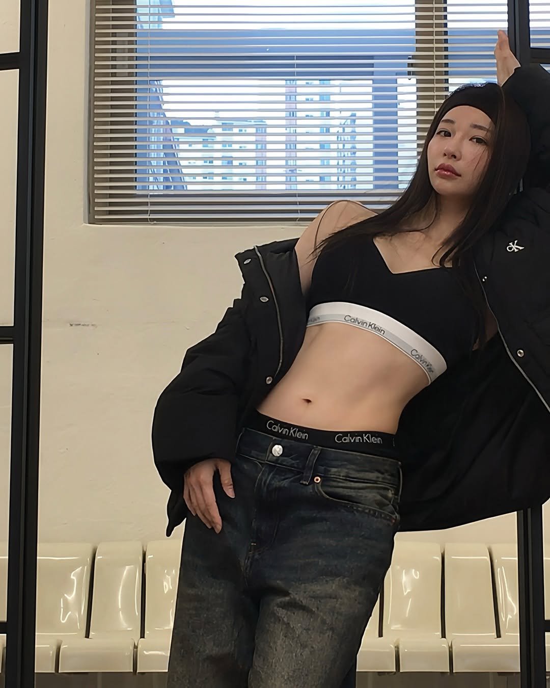 Photo shared by 쏘블리[velyvelysso]ssowhat🤍 on October 24, 2025 tagging @calvinklein. May be an image of sweatpants, top, parka and text.