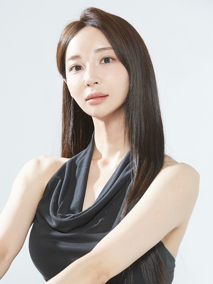 Photo shared by 쏘블리[velyvelysso]ssowhat🤍 on September 14, 2025 tagging @anders_su, @m1nhen, and @main_studiomoki. May be an image of one or more people, hair, scarf and text.