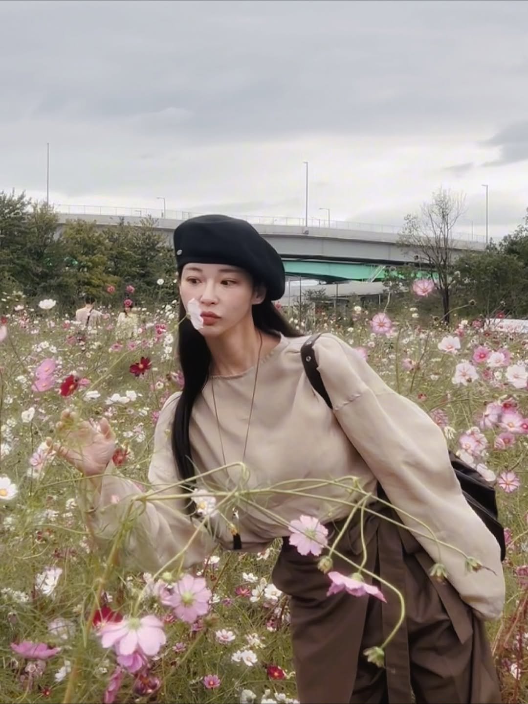 Photo shared by 쏘블리[velyvelysso]ssowhat🤍 on October 18, 2025 tagging @ethosofficial_. May be an image of globe amaranth, outdoors and text.