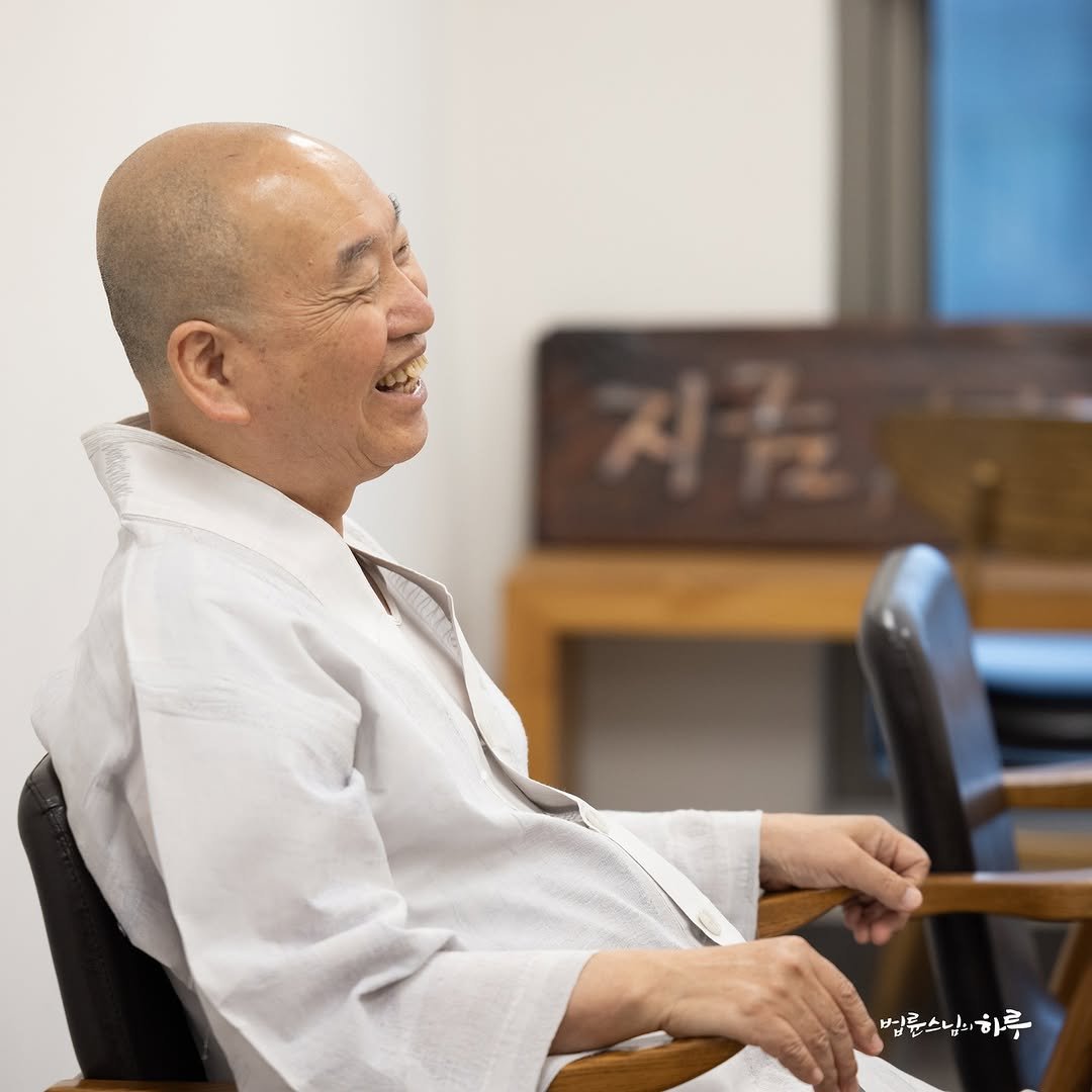 Photo by 법륜 스님 on September 27, 2025. May be an image of 1 person, performing martial arts and text that says '법륜스님비하루'.