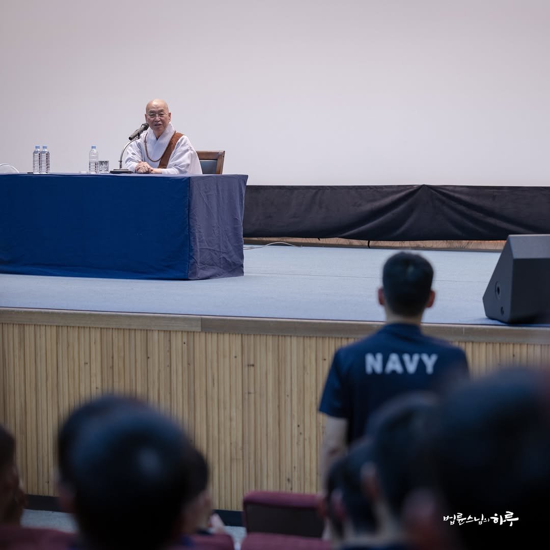 Photo by 법륜 스님 on August 14, 2025. May be an image of 3 people, people studying and text that says 'NAVY 10891809859 법륜스님의하루 법후 님륜스님: 하루'.