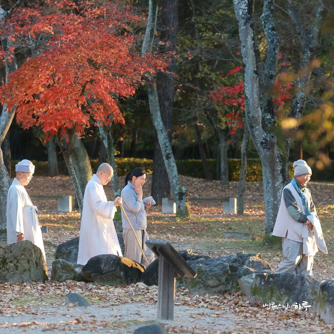Photo by 법륜 스님 on November 12, 2025. May be an image of one or more people and text.