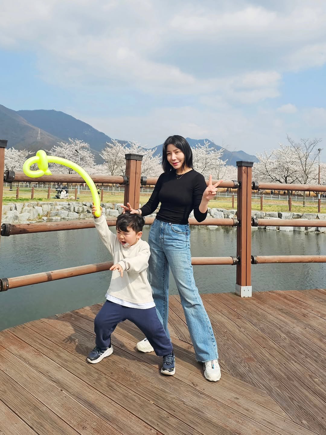 veronica.sh 게시물 이미지: #벚꽃구경 하며 아들램과 간만에 투샷🌸
만개한 벚꽃이 넘 예뻤던 하루!!

따뜻한...