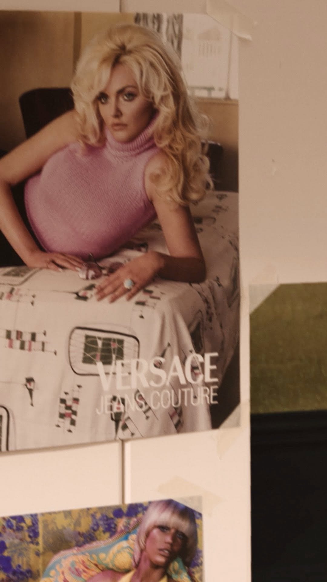 versace 게시물 이미지: Versace unveils La Vacanza 2026 campaign,...